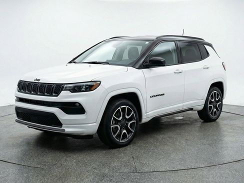 Used 2025 Jeep Compass Trailhawk image 3