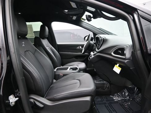 New 2026 Chrysler Pacifica Select image 28
