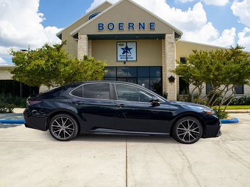 Used 2021 Toyota Camry SE w/ Convenience Package FWD image 6