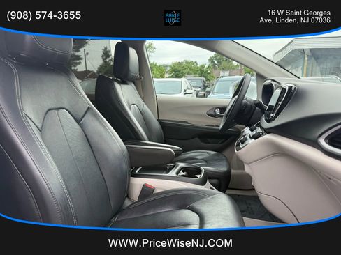 Used 2022 Chrysler Pacifica Touring-L image 20