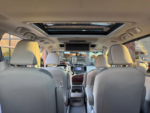 Used 2013 Toyota Sienna AWD image 9