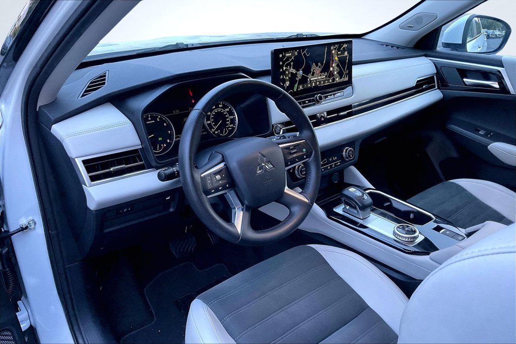 Used 2025 Mitsubishi Outlander SE FWD image 18