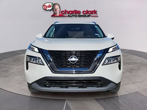 Used 2023 Nissan Rogue SV w/ SV Premium Package image 2