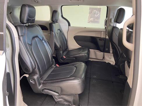 Used 2024 Chrysler Pacifica Touring-L image 16