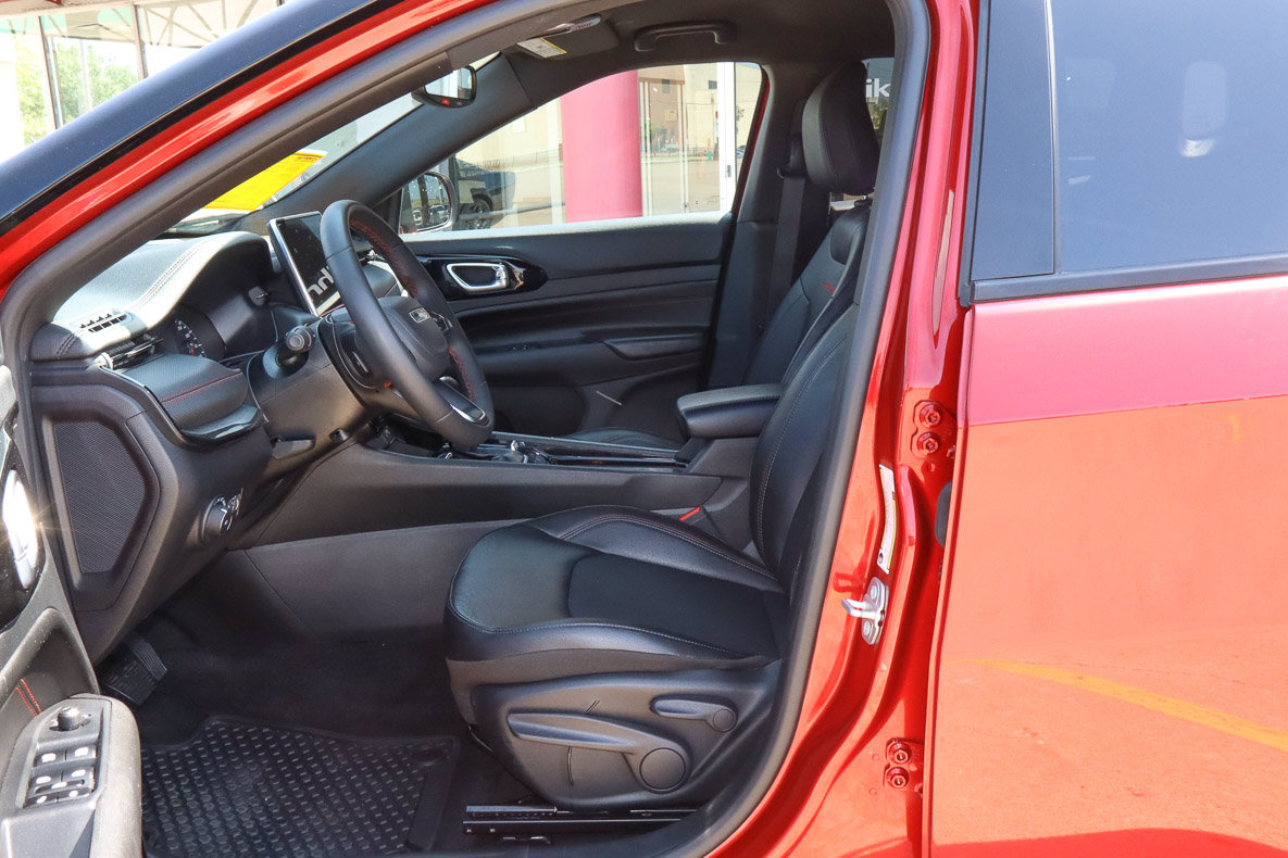 Used 2025 Jeep Compass Trailhawk AWD/4WD image 7