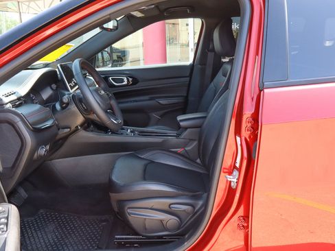 Used 2025 Jeep Compass Trailhawk AWD/4WD image 7