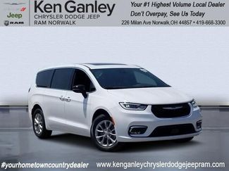 New 2025 Chrysler Pacifica Select image 1