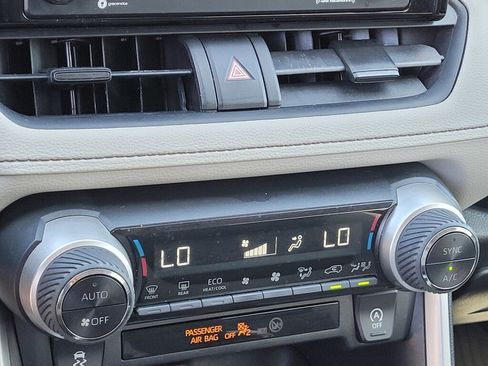 Used 2020 Toyota RAV4 XLE w/ Convenience Package image 14