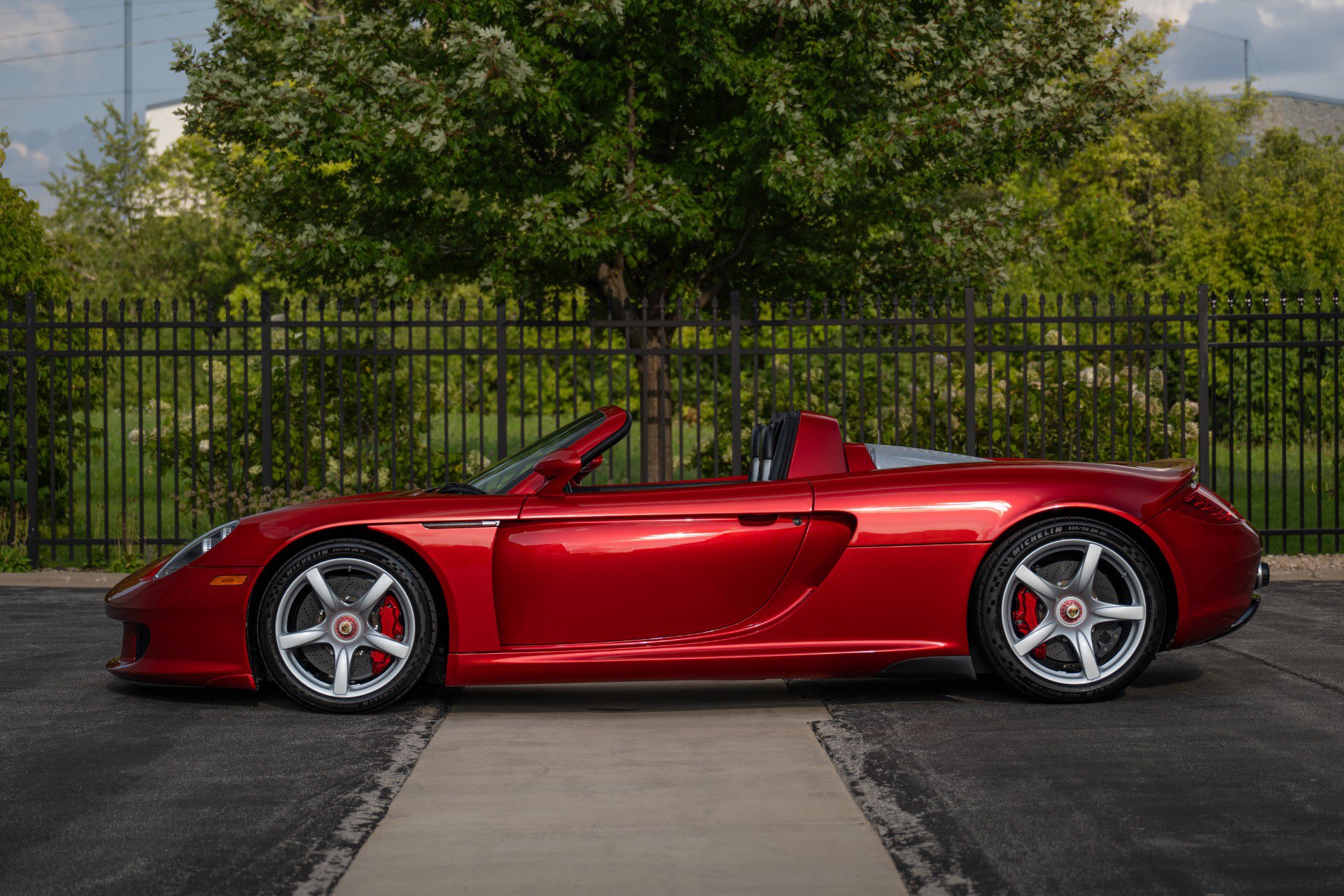 Used 2005 Porsche Carrera GT RWD image 2