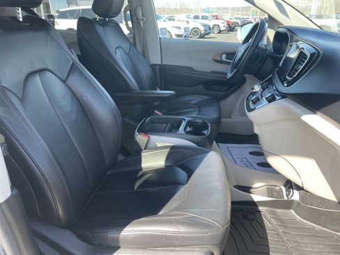 Used 2017 Chrysler Pacifica Touring-L w/ Tire & Wheel Group image 21