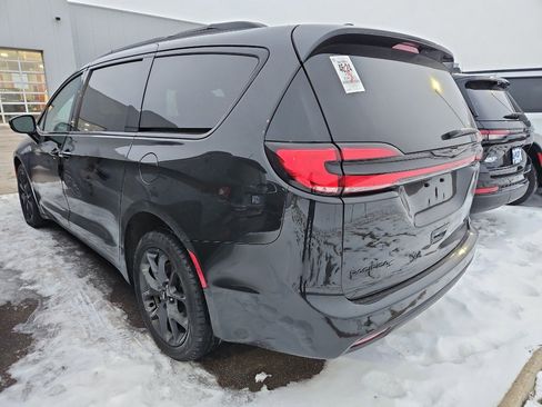 Used 2022 Chrysler Pacifica Limited w/ Uconnect Theater Family Group image 5