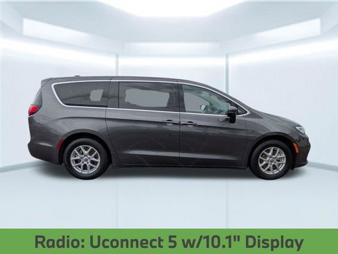 Used 2023 Chrysler Pacifica Touring-L FWD image 8