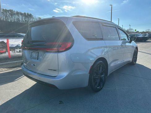 Used 2024 Chrysler Pacifica Limited w/ S Appearance Package image 8