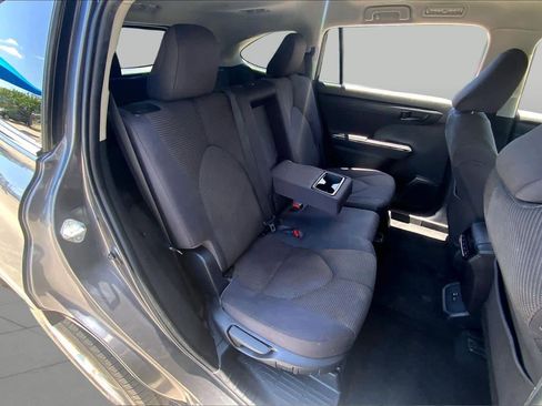 Used 2022 Toyota Highlander LE FWD image 20