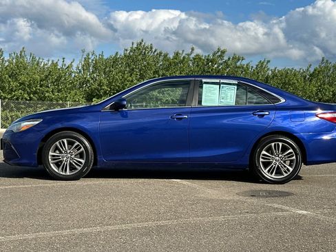Used 2015 Toyota Camry SE w/ Moonroof Package image 6