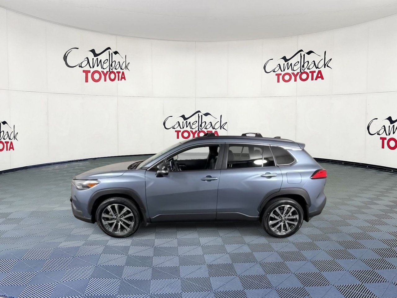 Used 2025 Toyota Corolla Cross XLE w/ Convenience Package FWD image 7