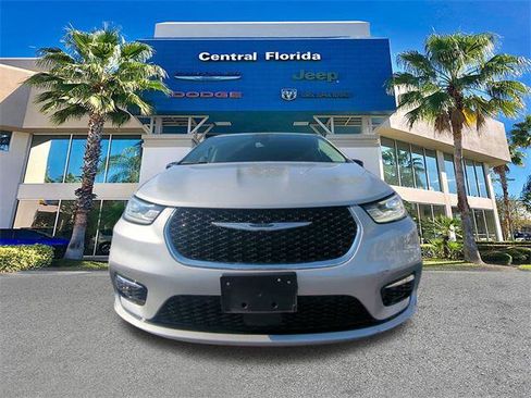 Certified 2024 Chrysler Pacifica Limited image 3