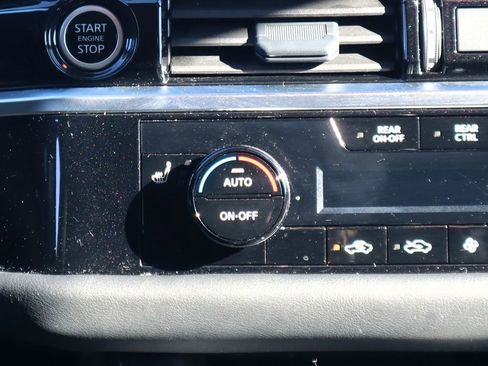 Used 2024 Nissan Pathfinder SL image 18