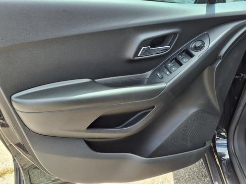 Used 2021 Chevrolet Trax LT FWD image 14