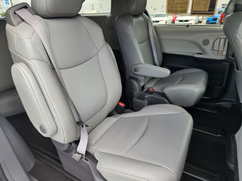Used 2021 Toyota Sienna XLE w/ XLE Plus Package AWD/4WD image 18