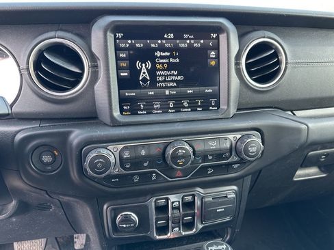 Used 2018 Jeep Wrangler Unlimited Sahara image 11