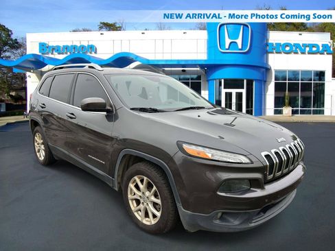Used 2017 Jeep Cherokee Latitude w/ Comfort/Convenience Group FWD image 1