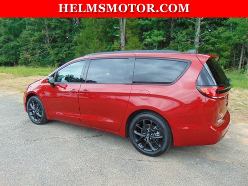 Certified 2025 Chrysler Pacifica Limited FWD image 5