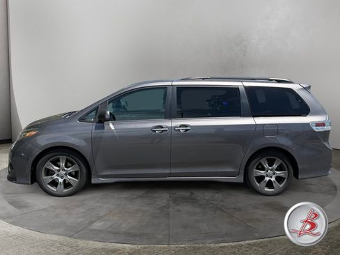 Used 2017 Toyota Sienna SE Premium FWD image 4