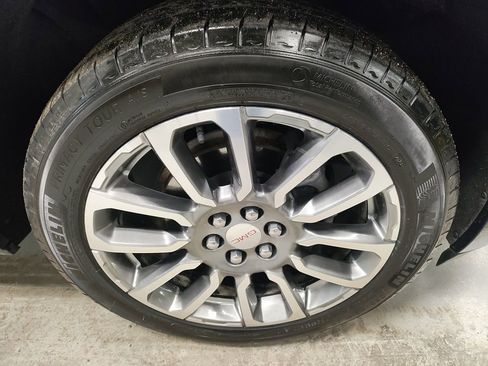 Used 2023 GMC Acadia Denali image 4