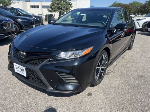 Used 2018 Toyota Camry SE FWD image 2