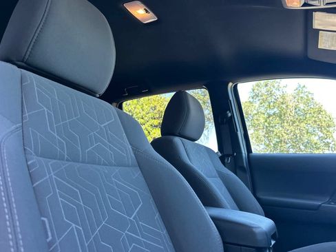 Used 2018 Toyota Tacoma TRD Off-Road AWD/4WD image 17