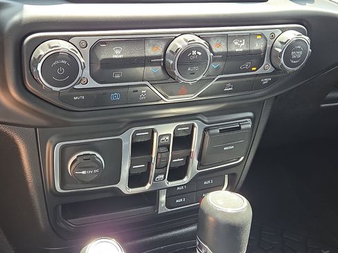 Used 2023 Jeep Wrangler Unlimited Sahara AWD/4WD image 19