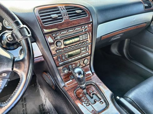 Used 2005 Ford Thunderbird image 25