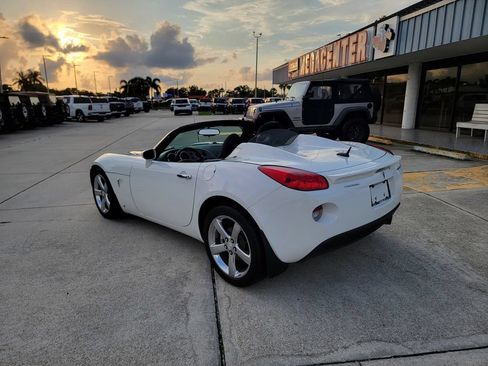 Used 2008 Pontiac Solstice Convertible w/ Preferred Package RWD image 3