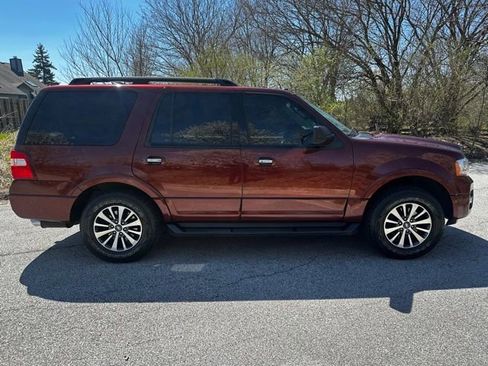 Used 2017 Ford Expedition XLT w/ Equipment Group 202A AWD/4WD image 4