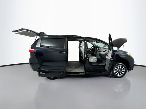 Used 2018 Toyota Sienna Limited FWD image 26