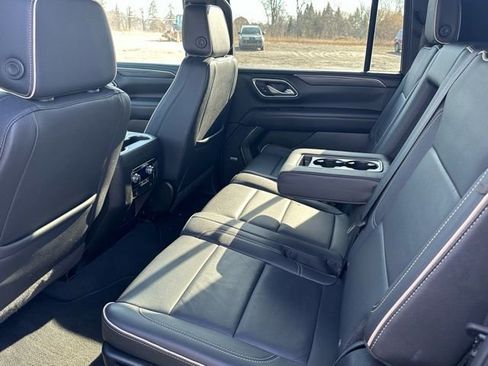 Used 2024 GMC Yukon XL SLT AWD/4WD image 19