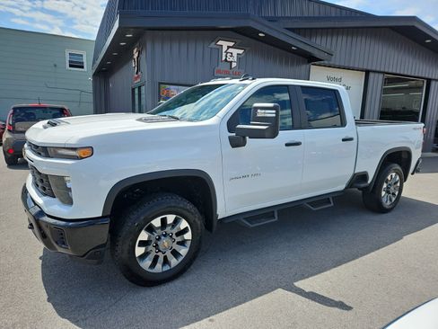 Used 2025 Chevrolet Silverado 2500 Custom w/ Custom Value Package AWD/4WD image 2