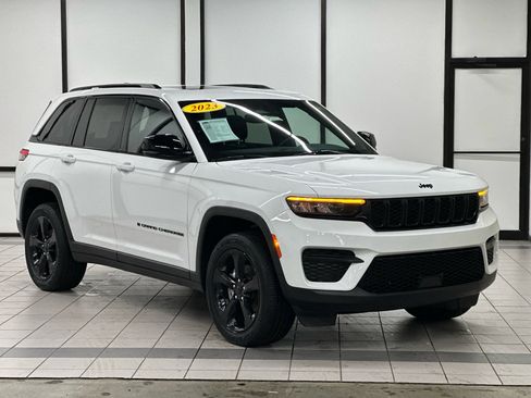 Used 2023 Jeep Grand Cherokee Altitude image 1