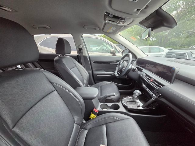 Used 2025 Kia Seltos EX FWD image 11