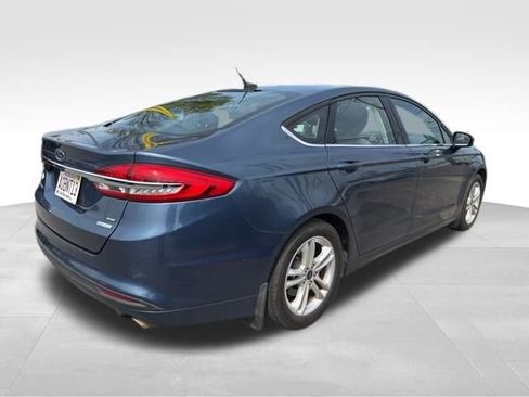 Used 2018 Ford Fusion SE w/ Fusion SE Technology Package image 2