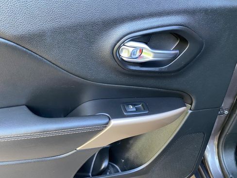 Used 2018 Jeep Cherokee Limited FWD image 36