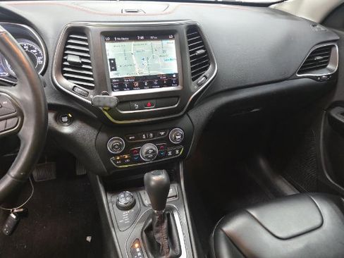 Used 2019 Jeep Cherokee Trailhawk w/ Cold Weather Group AWD/4WD image 10
