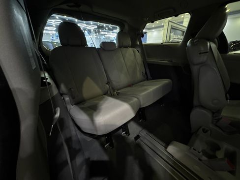 Used 2020 Toyota Sienna XLE image 27