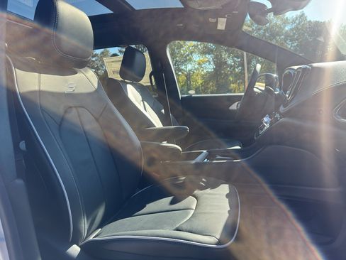New 2026 Chrysler Pacifica Limited w/ S Appearance Package image 16