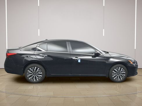 Certified 2025 Nissan Altima 2.5 SR FWD image 8