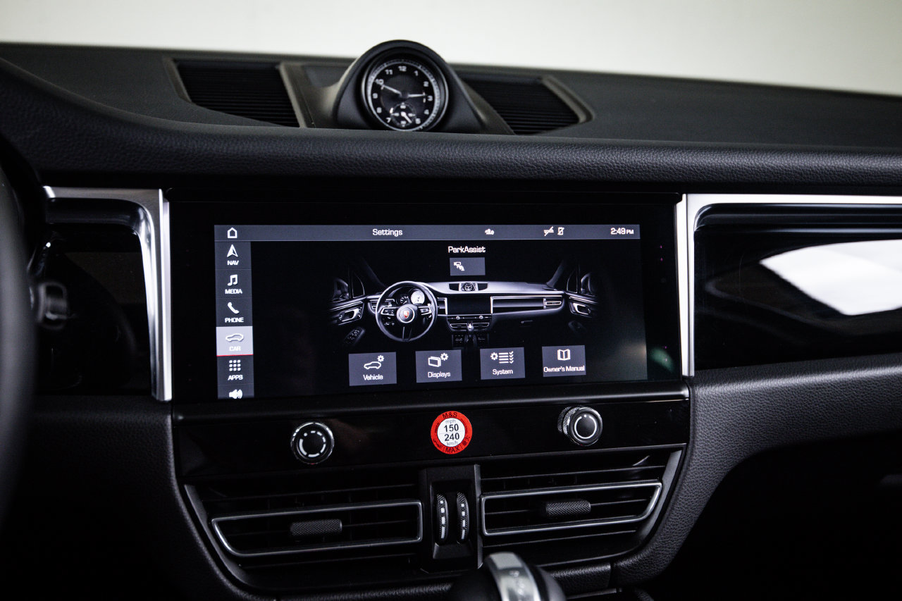 Certified 2024 Porsche Macan AWD/4WD image 18