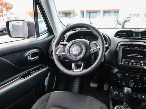 Used 2023 Jeep Renegade Latitude AWD/4WD image 4