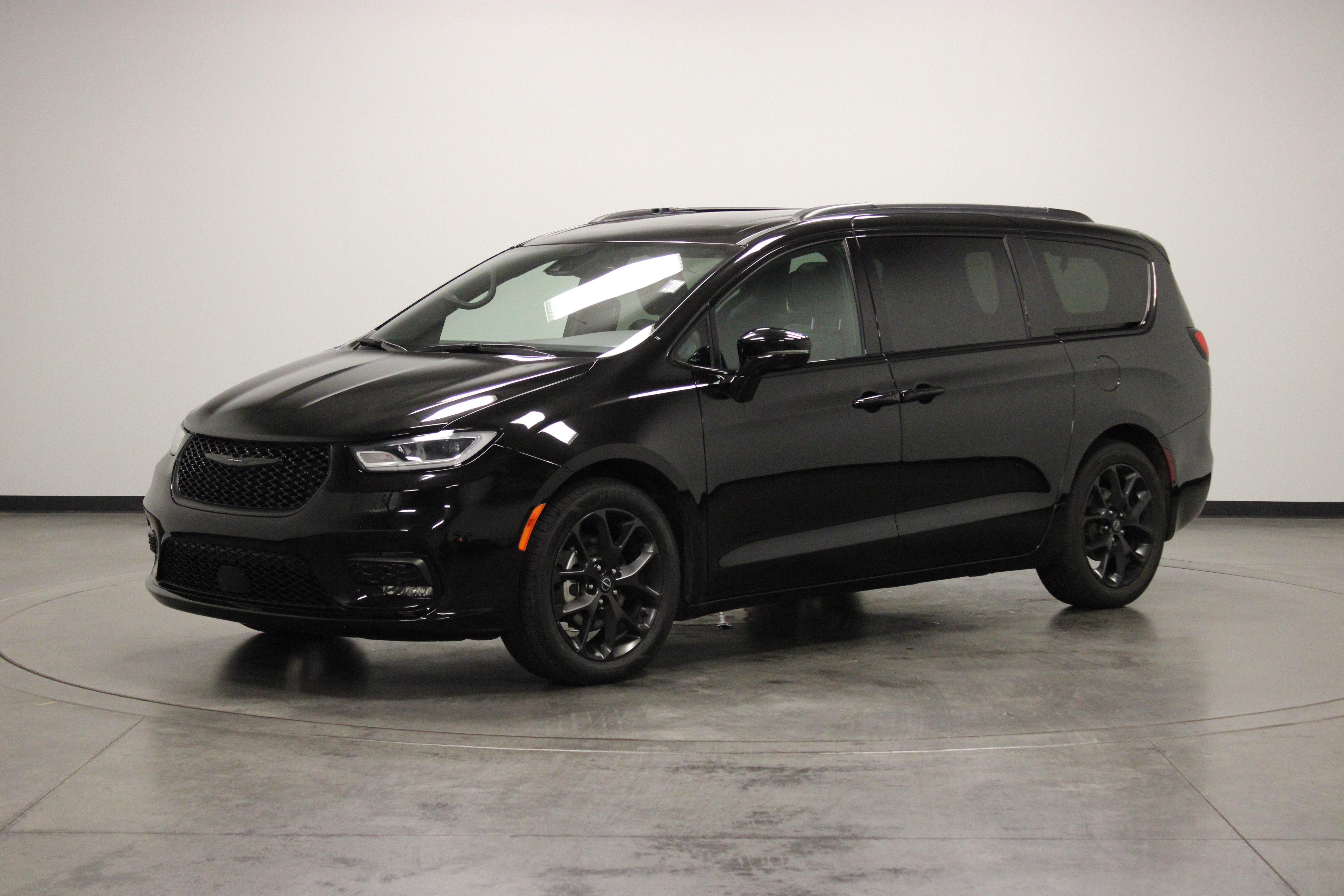 Used 2025 Chrysler Pacifica Limited FWD image 4