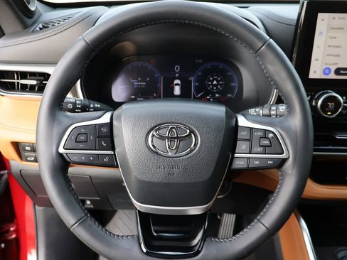 Used 2023 Toyota Highlander Platinum image 32